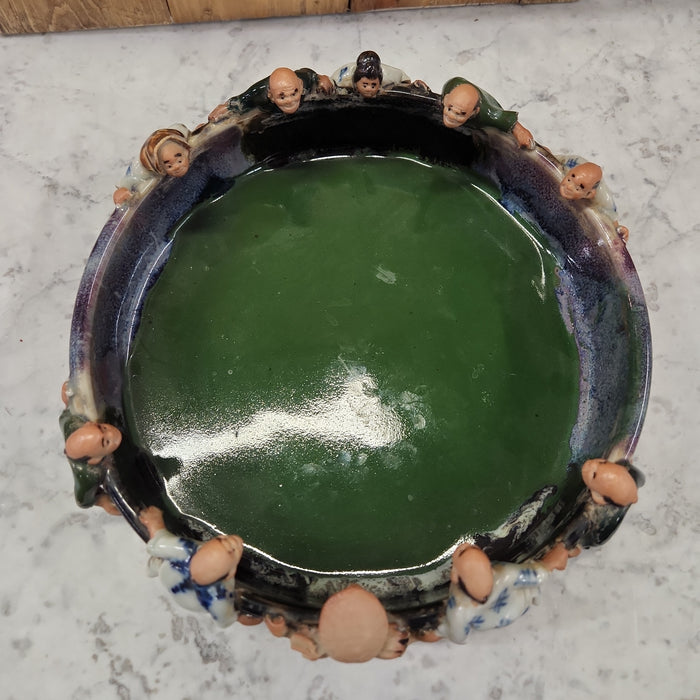 ROUND SUMIDA GAWA LARGE TRAY WITH TEN MEN ON THE RIM
