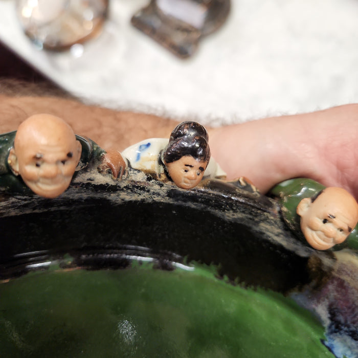 ROUND SUMIDA GAWA LARGE TRAY WITH TEN MEN ON THE RIM