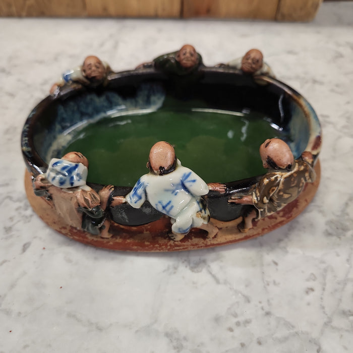 OVAL SUMIDA GAWA SMALL TRAY WITH SIX MEN ON RIM