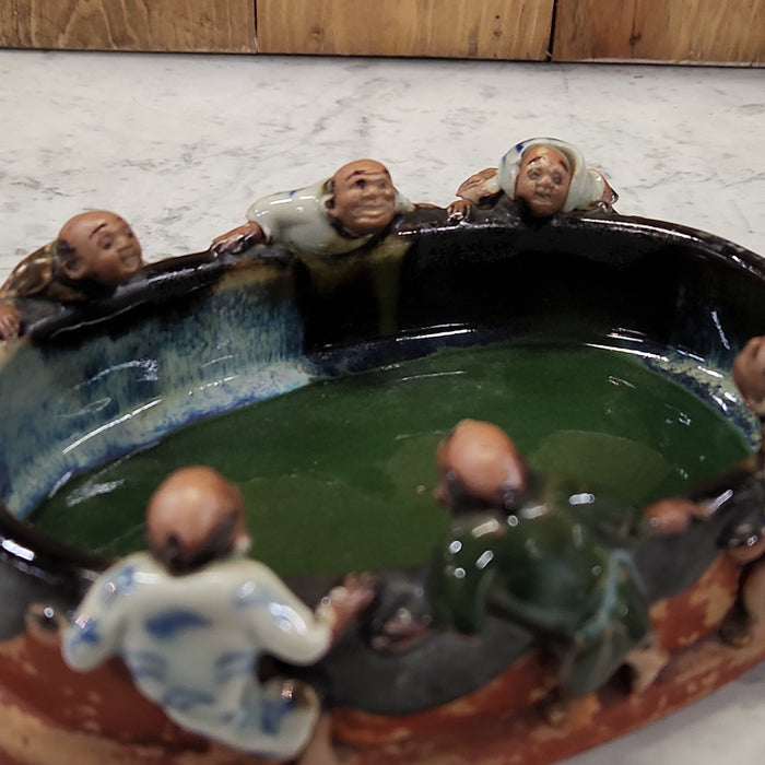 OVAL SUMIDA GAWA SMALL TRAY WITH SIX MEN ON RIM