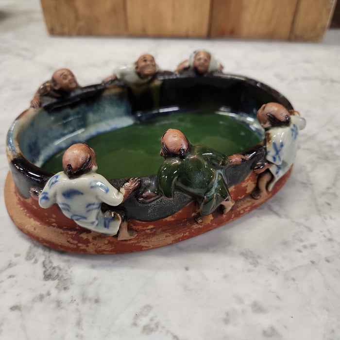 OVAL SUMIDA GAWA SMALL TRAY WITH SIX MEN ON RIM
