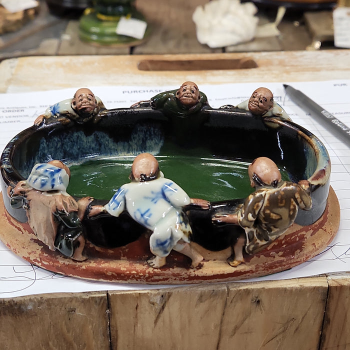 OVAL SUMIDA GAWA SMALL TRAY WITH SIX MEN ON RIM
