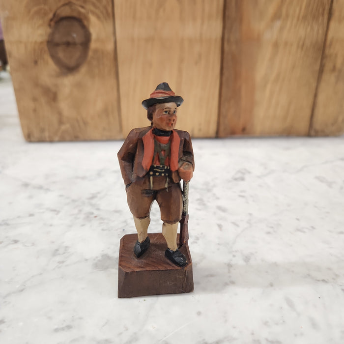 WOOD CARVING OF BAVARIAN HUNTER