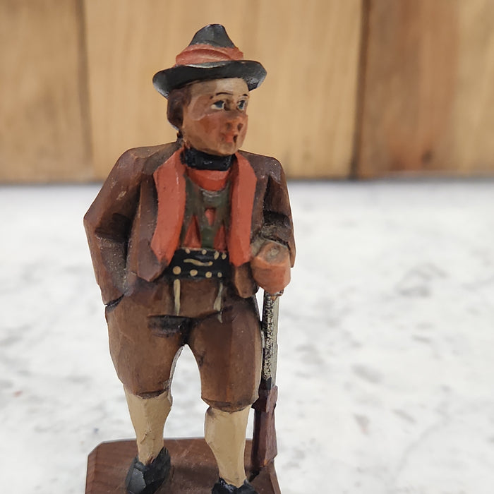 WOOD CARVING OF BAVARIAN HUNTER