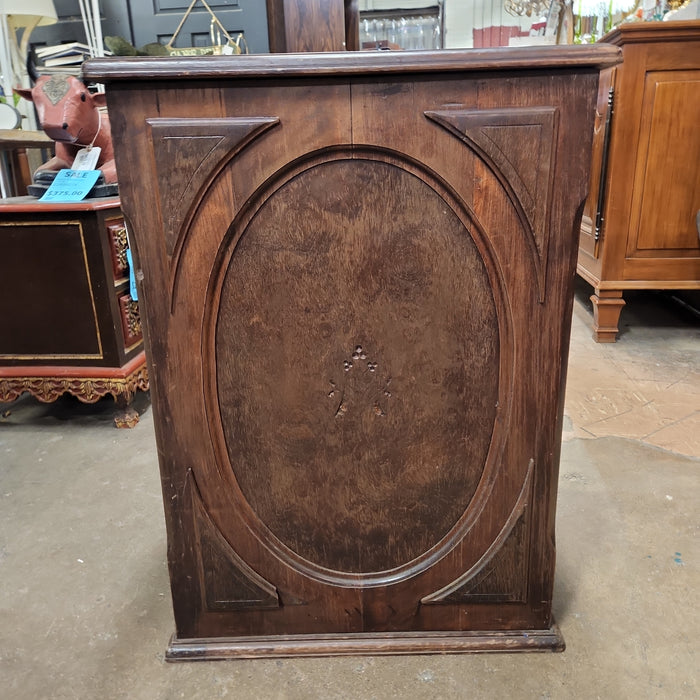 SMALL MAHOGANY SQUARE PEDESTAL