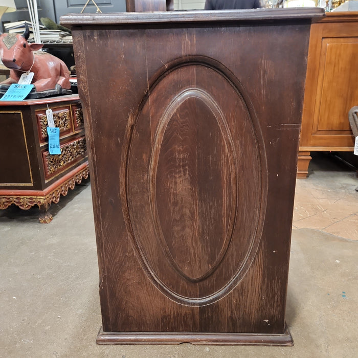 SMALL MAHOGANY SQUARE PEDESTAL