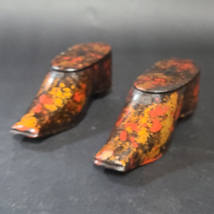 PAIR OF LACQUERED PAPIER MACHE SHOES SNUFF BOXES