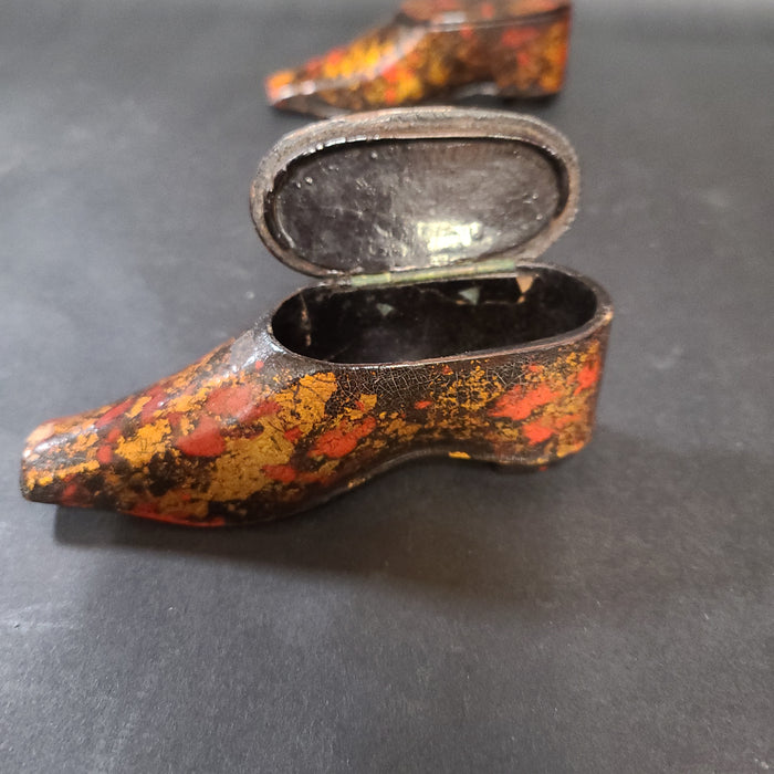 PAIR OF LACQUERED PAPIER MACHE SHOES SNUFF BOXES