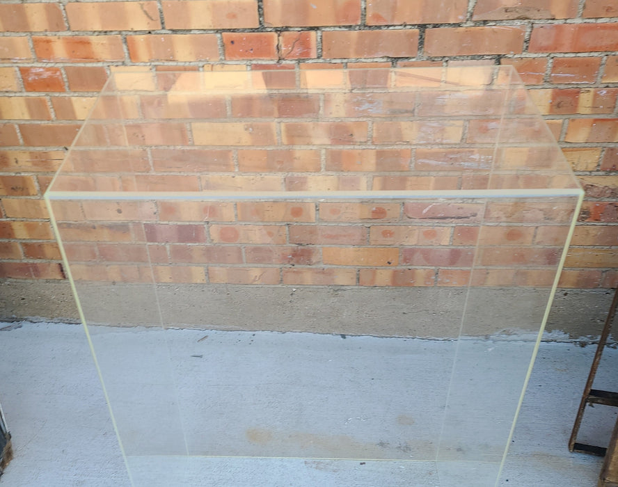 PLEXIGLASS PEDESTAL