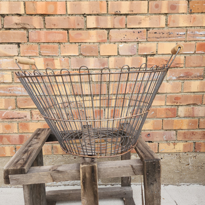 WIRE BASKET WITH WITH WOOD HANDLES