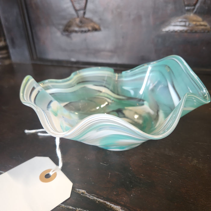 ART GLASS SIGNED RUFFLED DISH