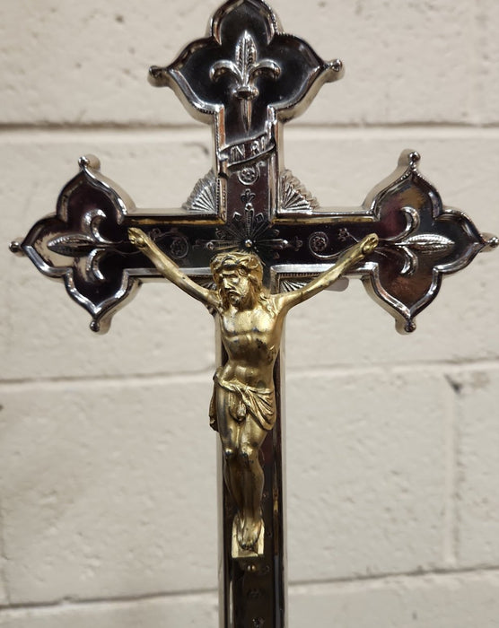 STANDING CHROME CRUCIFIX IN MEDIUM GLASS DOME