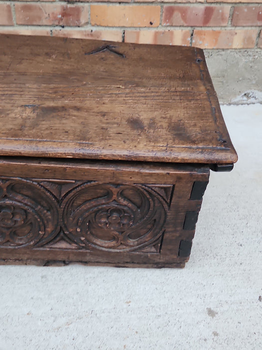 18TH CENTURY CARVED OAK DOVETAILED GOTHIC COFFER