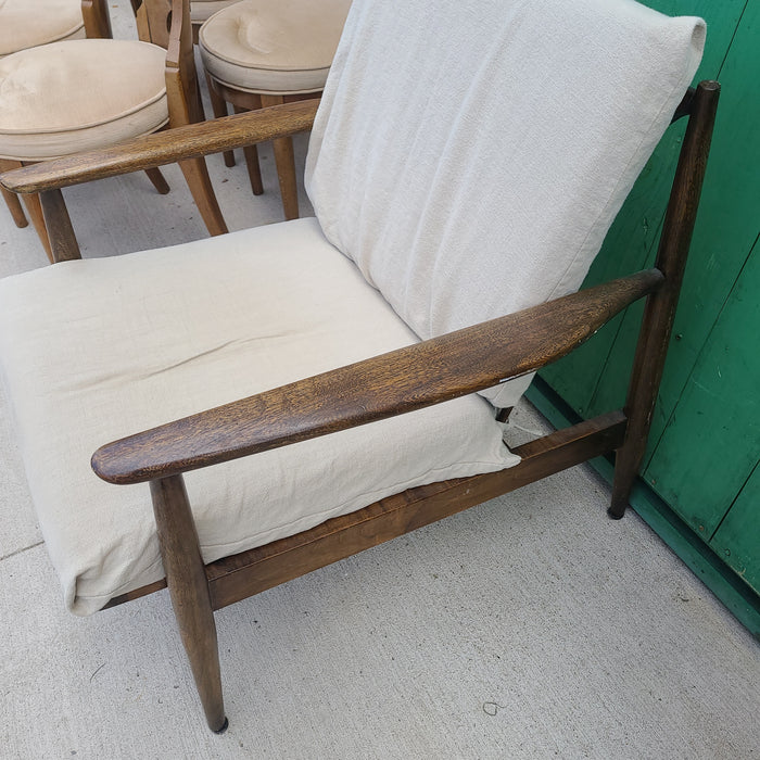 MID CENTURY CHAIR WITH ARMS