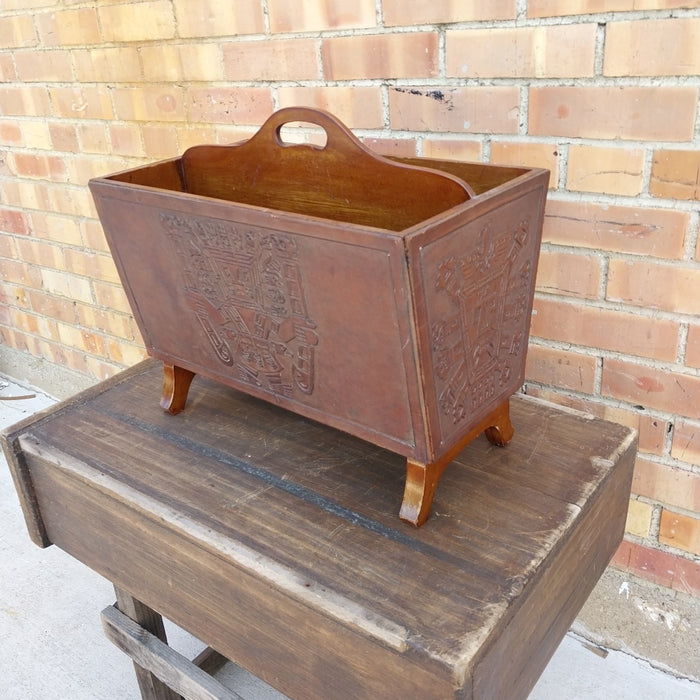MAGAZINE RACK WITH EMBOSSED LEATHER