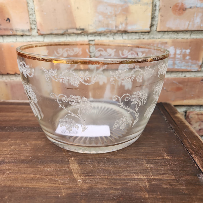 EMBOSSED GLASS SERVING BOWL