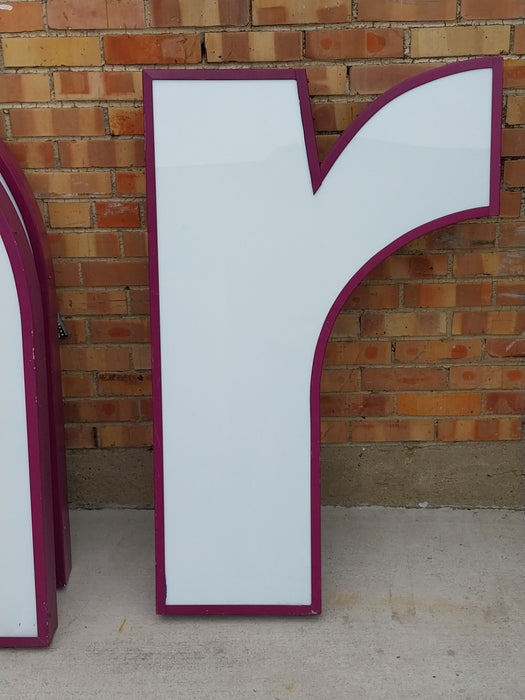CHANNEL LETTER r