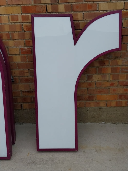 CHANNEL LETTER r
