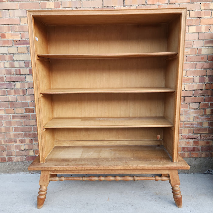 OPEN BOOKCASE WITH SPLAYED LEGS