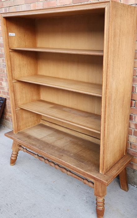 OPEN BOOKCASE WITH SPLAYED LEGS