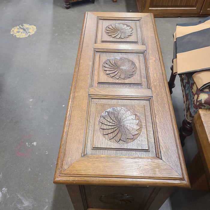 CARVED FLORETTE NARROW OAK COFFER