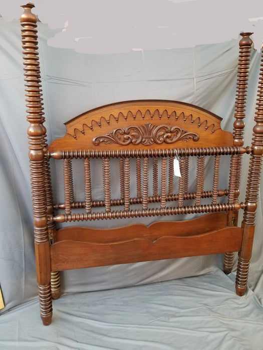 INCREDIBLE FULL SIZE BUTTON STYLE AMERICAN POSTER BED