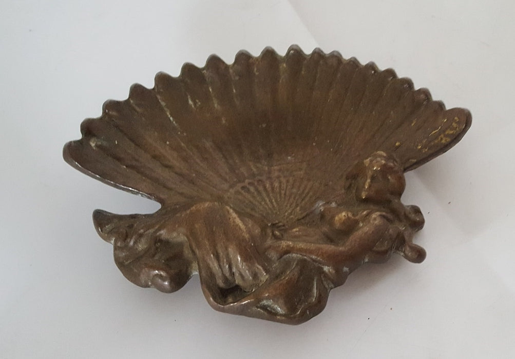 BRASS LADY AND FEATHERS TIP TRAY
