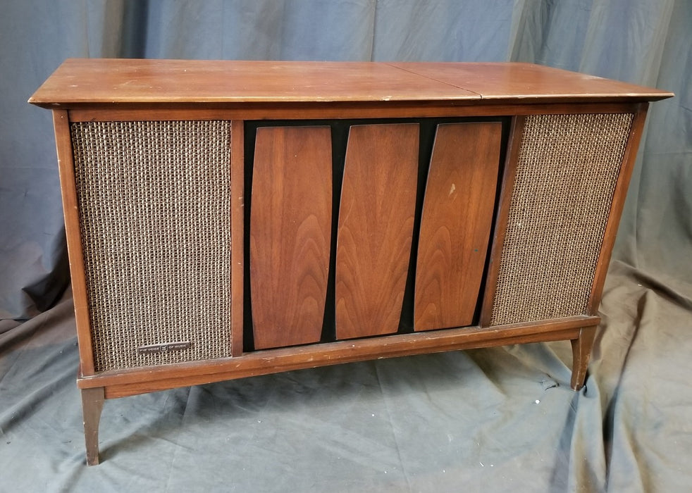SMALL 1960'S-70'S VOICE OF AMERICA CONSOLE RADIO/PHONOGRAPH