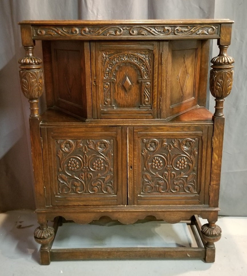 SMALL DARK OAK COURT CUPBOARD — Lots of Furniture