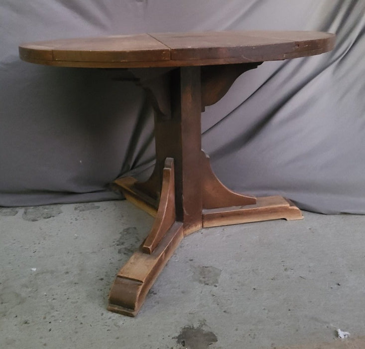 ROUND OAK PEDESTAL TABLE