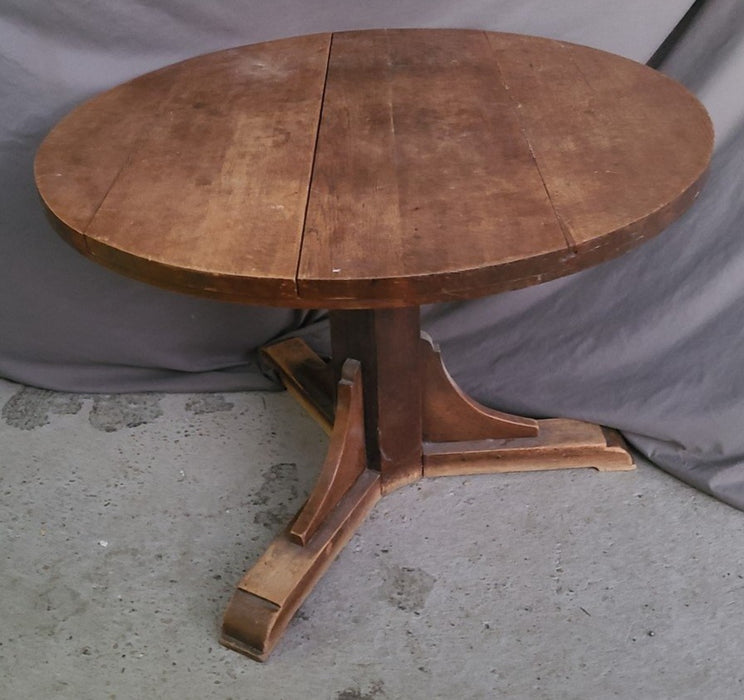 ROUND OAK PEDESTAL TABLE