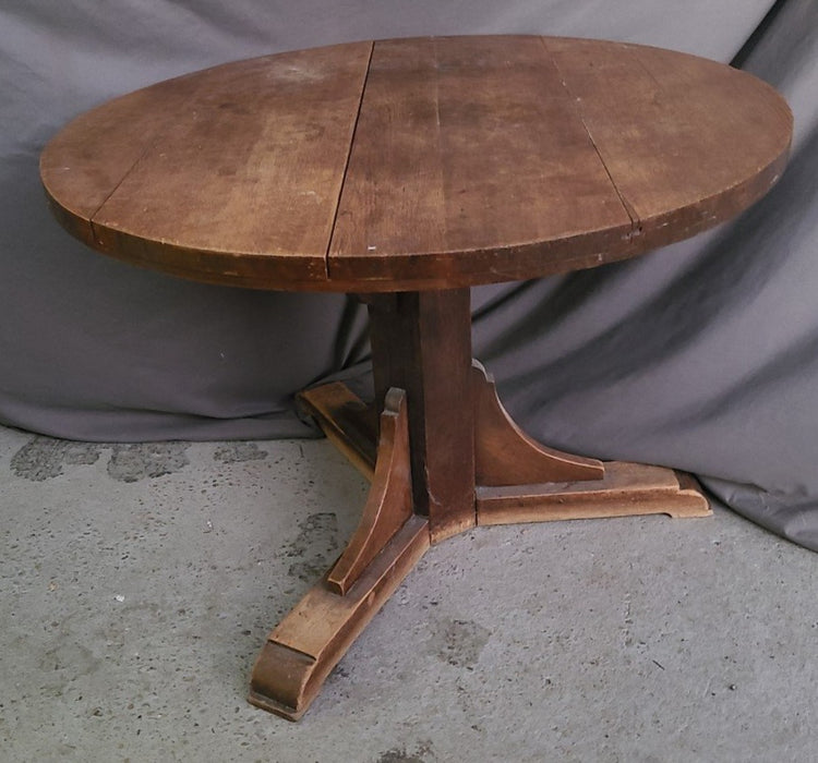 ROUND OAK PEDESTAL TABLE