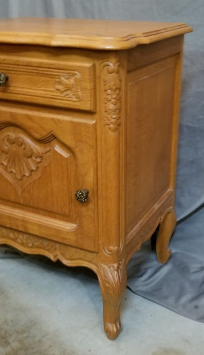 PAIR OF COUNTRY FRENCH SHELL CARBED LIGHT OAK NIGHT STANDS