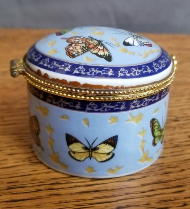 ROUND PORCELAIN BOX WITH BUTTERFLIES