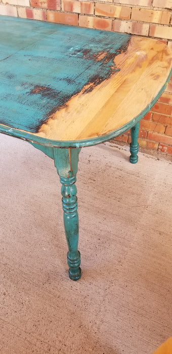 OAK DINING TABLE WITH TURNED LEGS- MISSING SOME FINISH