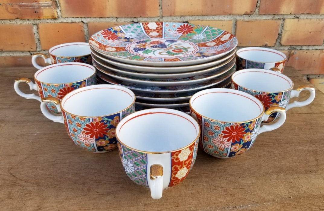 SET OF 7 IMARI LUNCHEON PLATES WITH CUPS