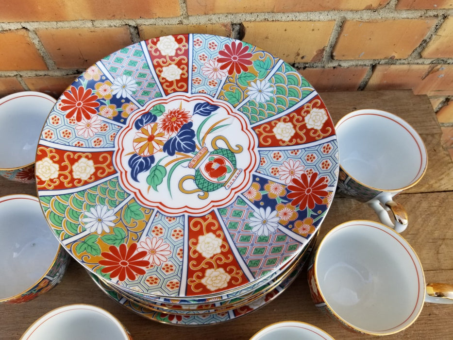 SET OF 7 IMARI LUNCHEON PLATES WITH CUPS