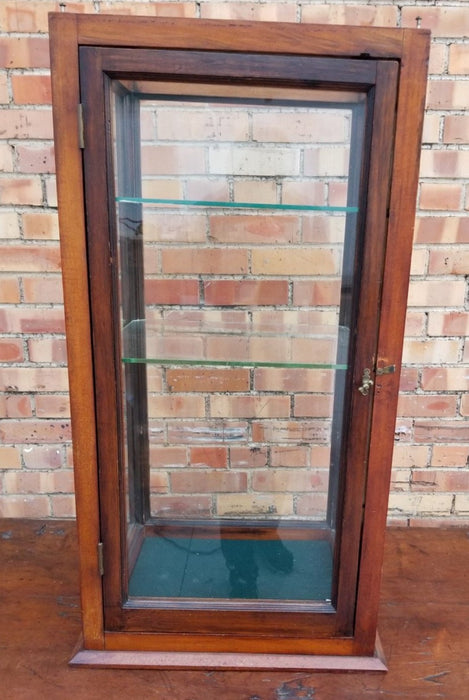 SMALL 1 DOOR COUNTER TOP SHOWCASE-MISSING GLASS TOP