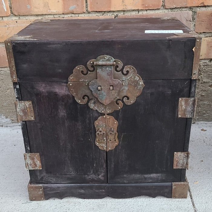CHINESE 2 DOOR BOX WITH BRASS CLASP AND LID