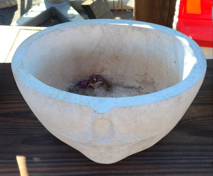 SMALL LIPS CONCRETE PLANTER