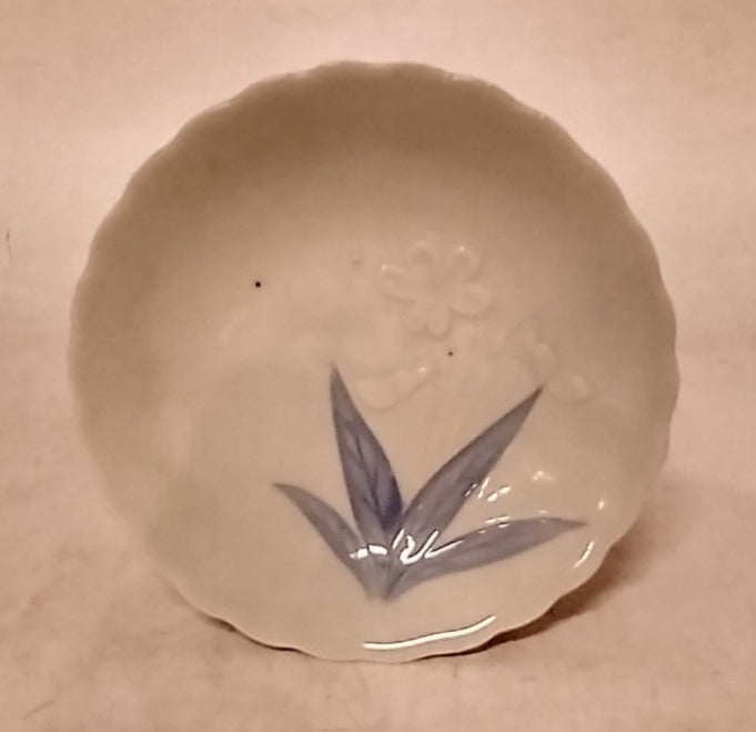 PAIR OF SMALL ASIAN PLATES WITH LEAVES