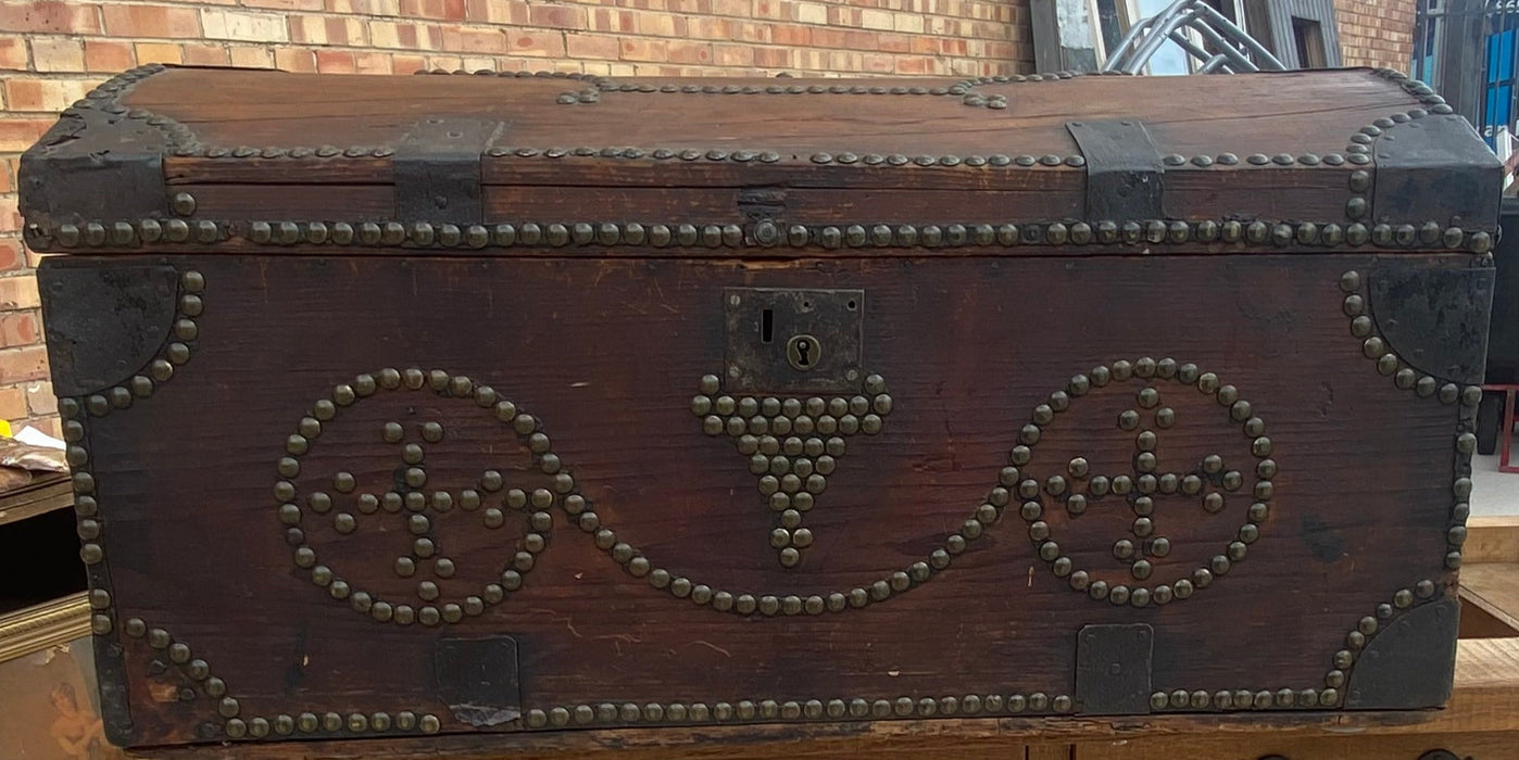 WOOD DOMED STUDDED TRUNK
