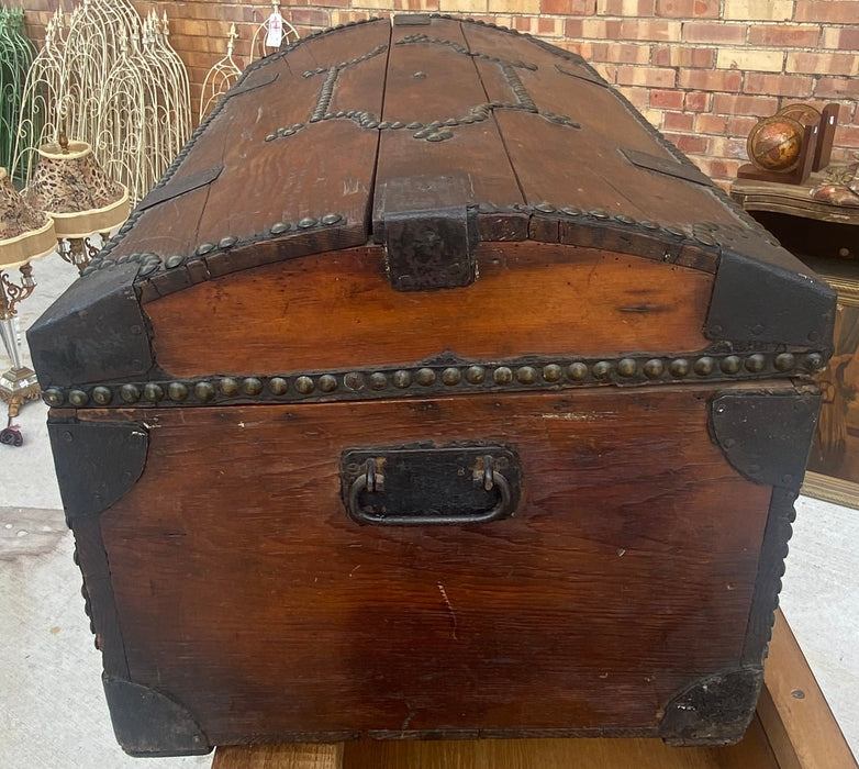 WOOD DOMED STUDDED TRUNK