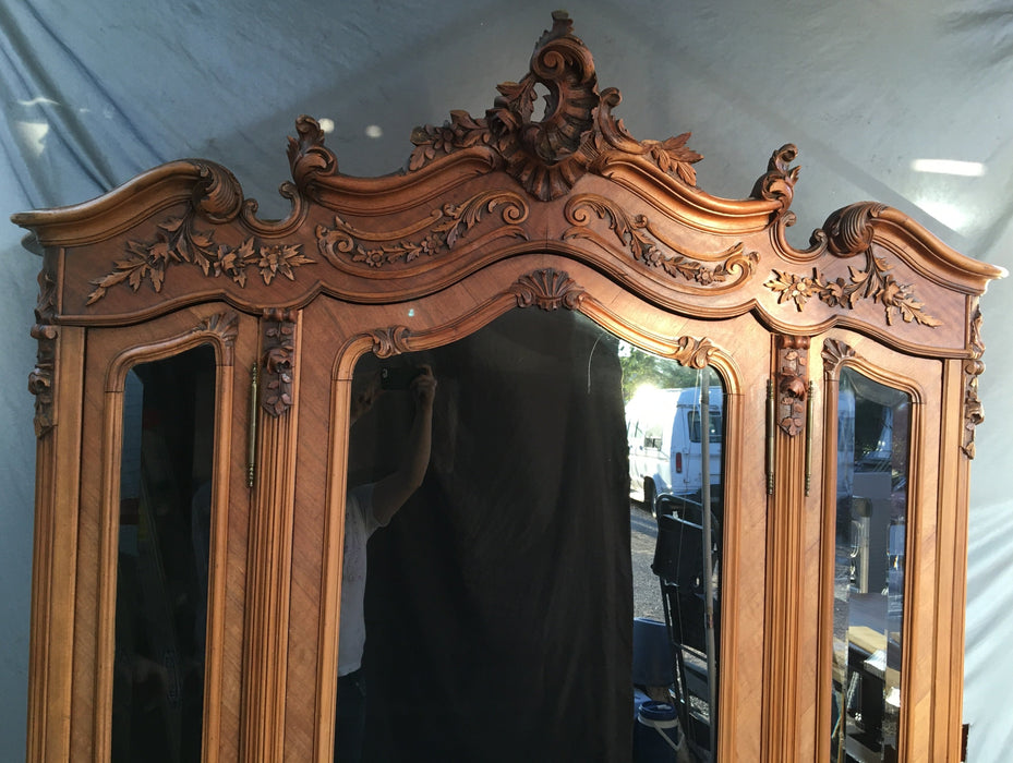 LOUIS XVI TRIPLE DOOR FRENCH DISPLAY WITH 3 GLASS SHELVES