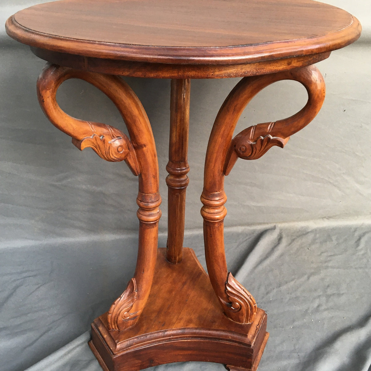 ラウンドテーブル　スワンレッグ SWAN HEAD LEGGED SMALL ROUND TABLE - NOT OLD — Lots of Furniture