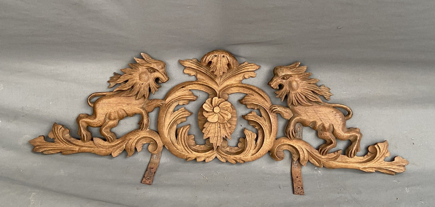 LION CARVED OAK CROWN