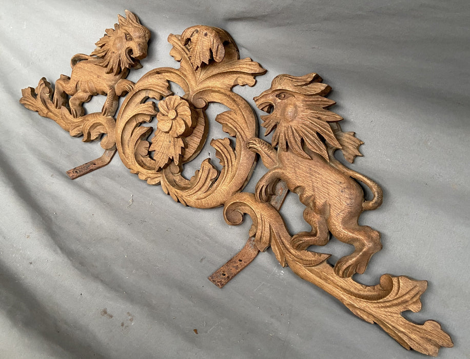 LION CARVED OAK CROWN