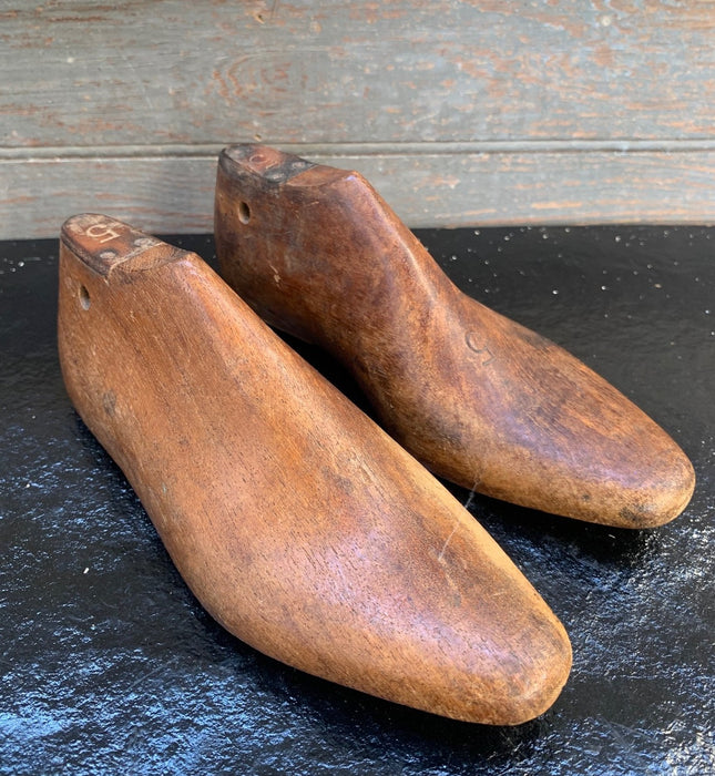 PAIR OF WOODEN CHILD'S SHOE LASTS