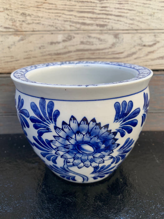 SMALL COBALT AND WHITE FLORAL DESIGN PLANTER