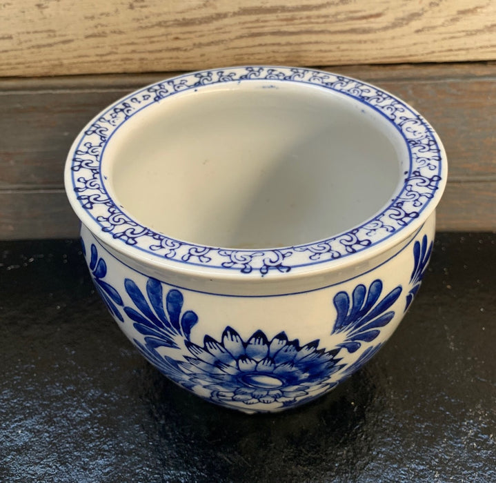 SMALL COBALT AND WHITE FLORAL DESIGN PLANTER